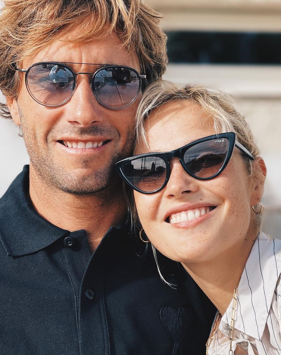 Camille Lou en couple avec Romain Laulhe, ancien sportif professionnel désormais prof de surf.