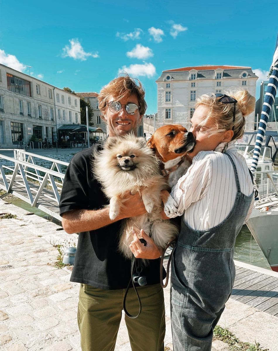 Camille Lou en couple avec Romain Laulhe, ancien sportif professionnel désormais prof de surf.