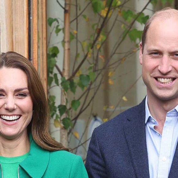 Le prince William, duc de Cambridge, et Kate Middleton, duchesse de Cambridge, entourés d'élèves de l'école Heathlands, lors d'une visite aux jardins botaniques royaux de Kew pour l'événement "Generation Earthshot" à Londres, le 13 octobre 2021.