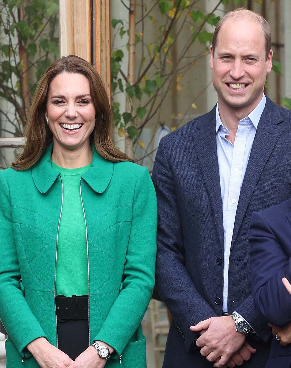 Le prince William, duc de Cambridge, et Kate Middleton, duchesse de Cambridge, entourés d'élèves de l'école Heathlands, lors d'une visite aux jardins botaniques royaux de Kew pour l'événement "Generation Earthshot" à Londres, le 13 octobre 2021.