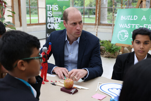 Le prince William, duc de Cambridge, entouré d'élèves de l'école Heathlands, lors d'une visite aux jardins botaniques royaux de Kew pour l'événement "Generation Earthshot" à Londres, le 13 octobre 2021.