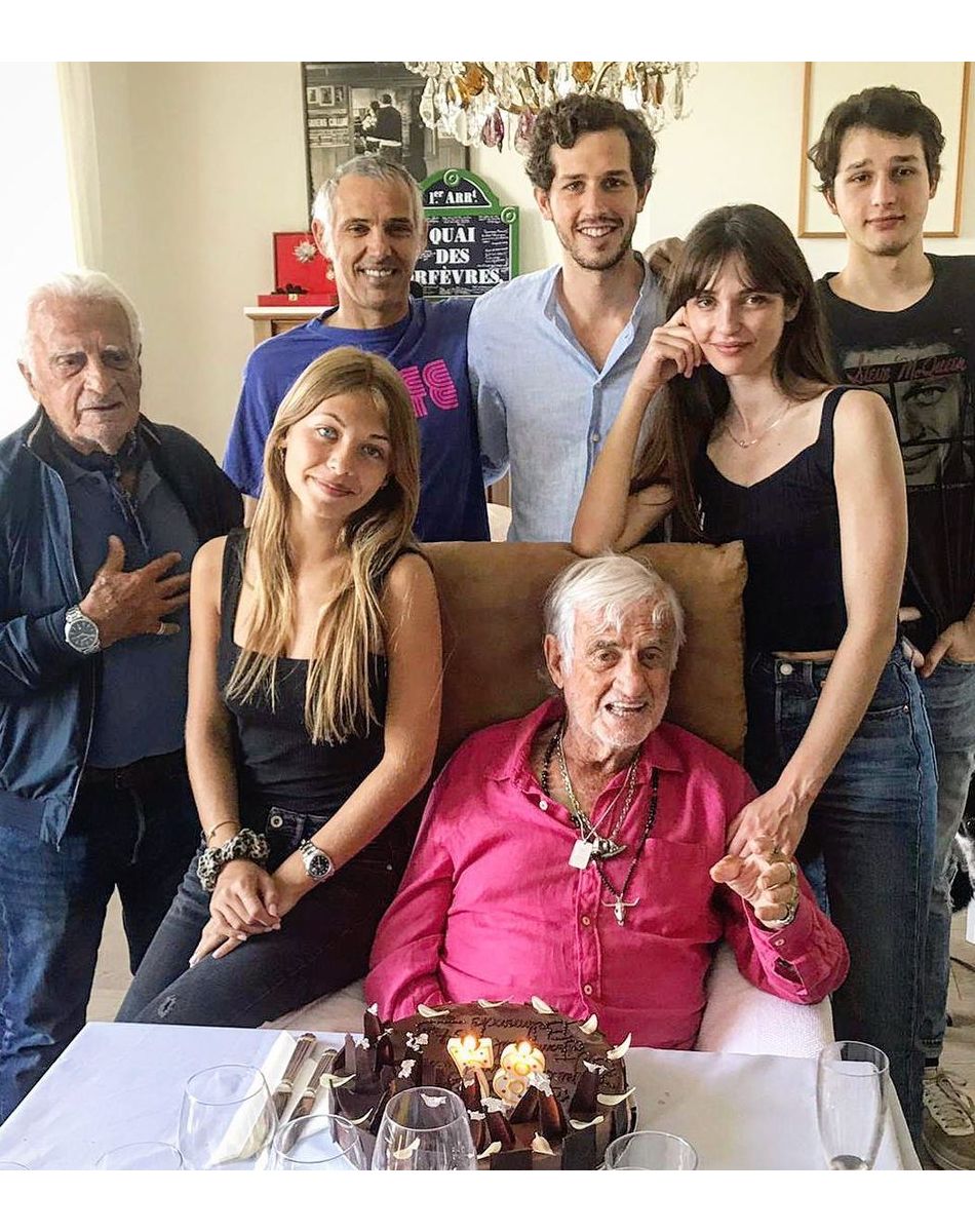 Le clan Belmondo réuni autour du patriarche, Jean-Paul Belmondo. Mai 2020
