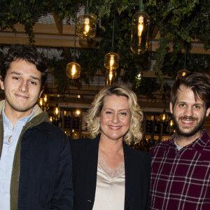 Luana Belmondo avec ses fils Giacomo et Alessandro - Lancement du livre "Italia mia Luana cuisine Rome au restaurant l'Osteria del Vino à Paris, le 7 novembre 2019. © Tiziano Da Silva - Pierre Perusseau/Bestimage