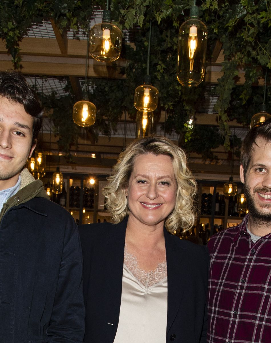 Luana Belmondo avec ses fils Giacomo et Alessandro - Lancement du livre "Italia mia Luana cuisine Rome au restaurant l'Osteria del Vino à Paris, le 7 novembre 2019. © Tiziano Da Silva - Pierre Perusseau/Bestimage
