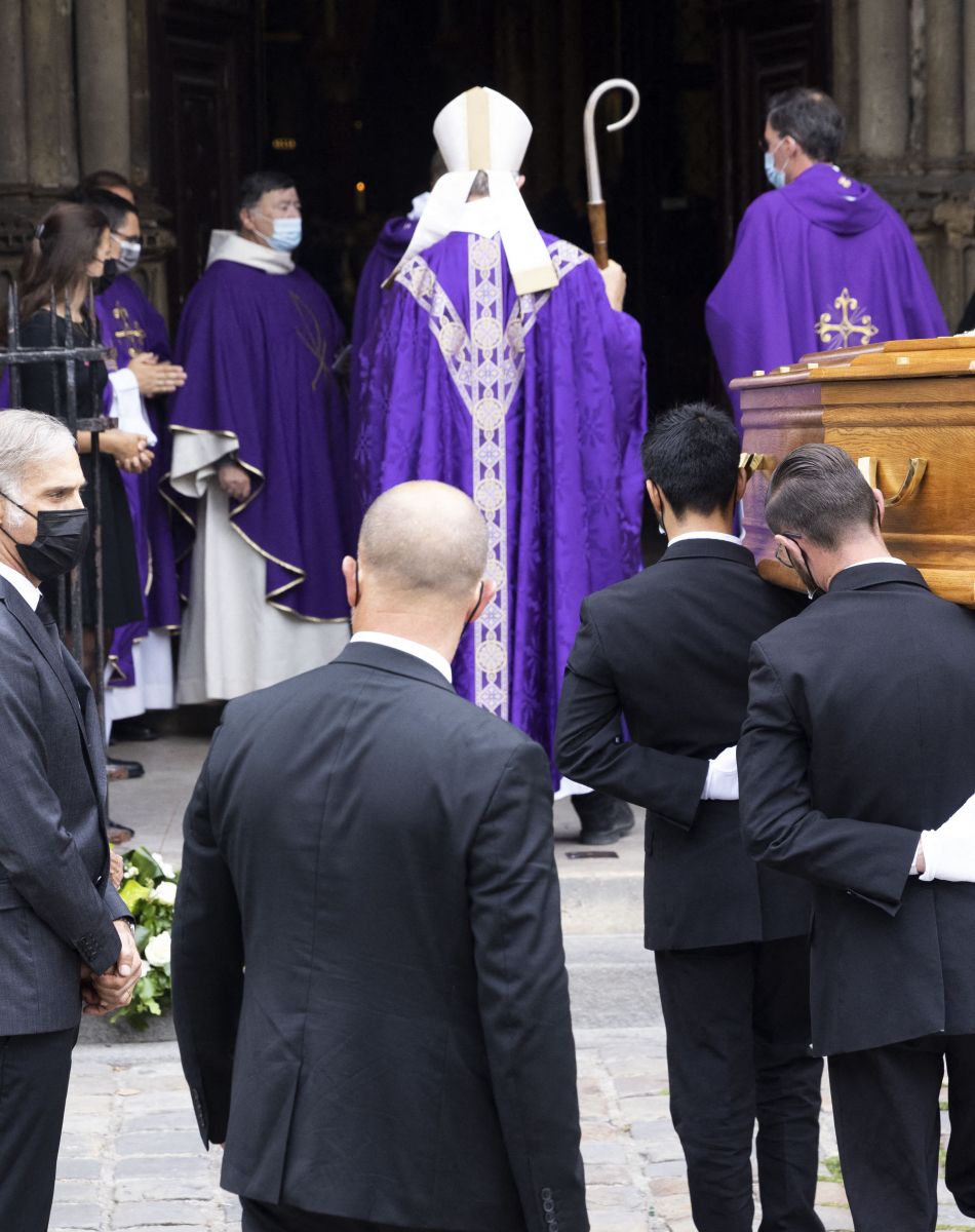 Victor, Giacomo, Stella, Annabelle Belmondo, Florence Belmondo, Paul Belmondo - Obsèques de Jean-Paul Belmondo en en l'église Saint-Germain-des-Prés, à Paris le 10 septembre 2021. © Cyril Moreau / Bestimage