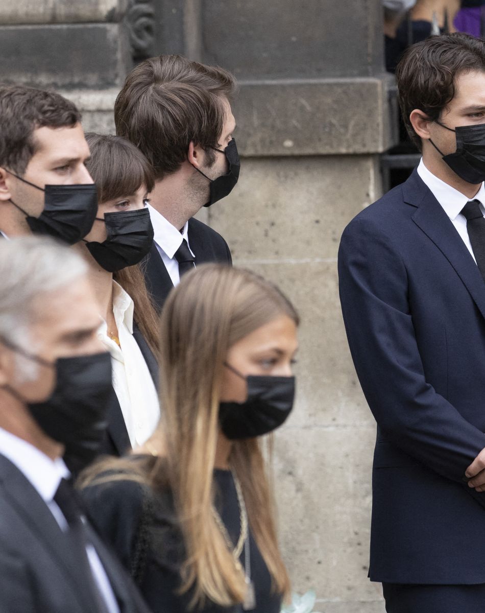 Victor, Annabelle, Alessandro, Giacomo, Stella et Paul Belmondo - Obsèques de Jean-Paul Belmondo en en l'église Saint-Germain-des-Prés, à Paris le 10 septembre 2021. © Cyril Moreau / Bestimage