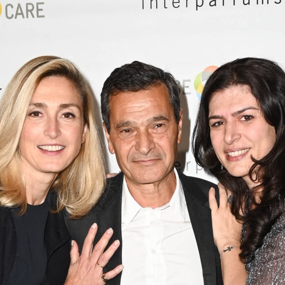 Exclusif - Julie Gayet, Philippe Bénacin (président général d'Interparfums ) et Elise Boghossian (Présidente Elisecare) - Dîner de Gala de l'association Elisecare sponsorisé par Philiipe Bénacin (Interparfums) et orchestré par Yannick Alléno au Pavillon Ledoyen à Paris le 13 octobre 2021.  © Coadic Guirec/Bestimage
