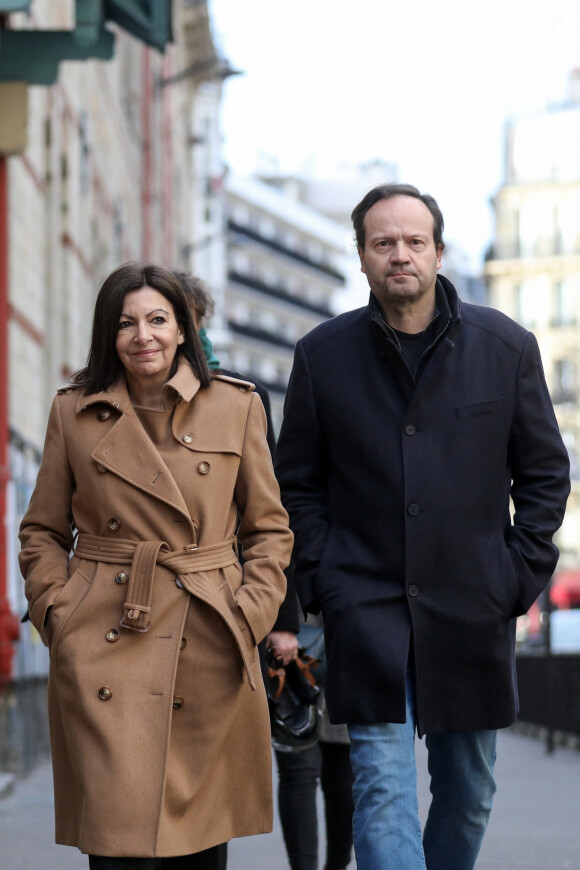 La maire de Paris, Anne Hidalgo, candidate à sa réélection, accompagnée de son mari, Jean-Marc Germain va voter dans le 15e arrondissement pour le premier tour des élections municipales , Paris, France, le 15 mars 2020.