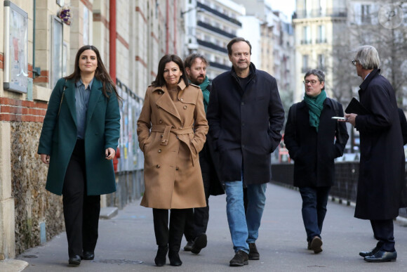 La maire de Paris, Anne Hidalgo, candidate à sa réélection, accompagnée de son mari, Jean-Marc Germain et Anouch Toranian va voter dans le 15e arrondissement pour le premier tour des élections municipales , Paris, France, le 15 mars 2020.