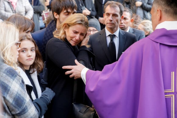Lisa Azuelos, Debora Delorme Kahn-Sriber et sa fille - Sorties des obsèques de Marie Laforêt en l'église Saint-Eustache à Paris. Le 7 novembre 2019.