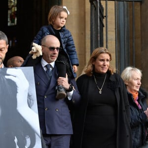 Jean-Mehdi et sa soeur Lisa Azuelos - Sorties des obsèques de Marie Laforêt en l'église Saint-Eustache à Paris. Le 7 novembre 2019.