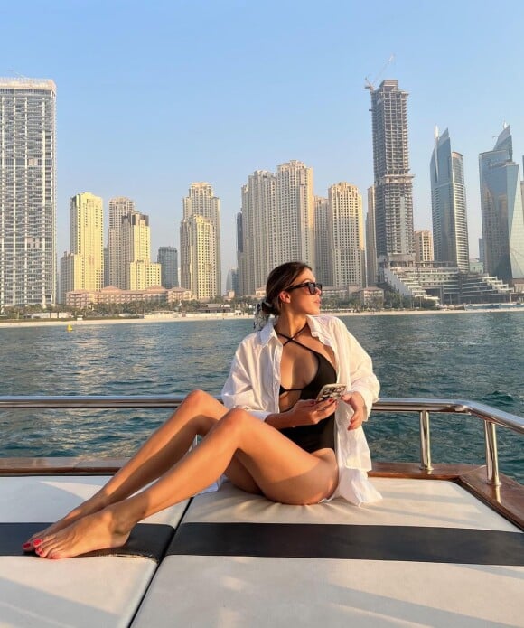 Iris Mittenaere sublime en bikini pour l'anniversaire de sa belle-soeur Kenza, à Dubaï