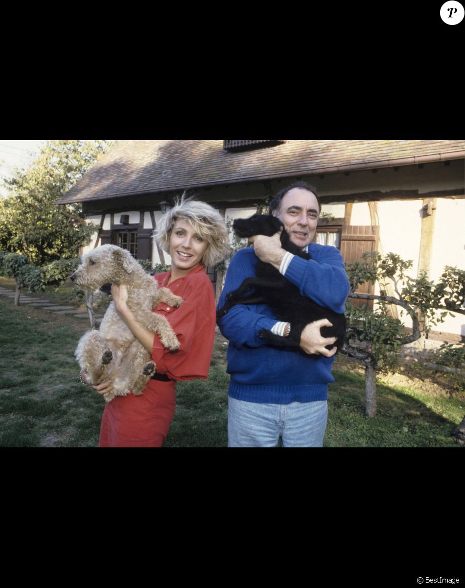 Archives - En France, en Normandie, Evelyne Dhéliat chez elle dans sa maison de l'Eure, avec son mari Philippe en octobre 1990.