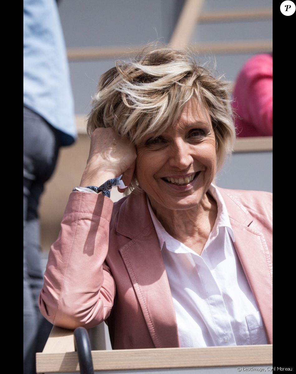 Évelyne Dhéliat - Célébrités dans les tribunes des internationaux de France de tennis de Roland Garros à Paris, le 7 juin 2019. © Cyril Moreau/Bestimage