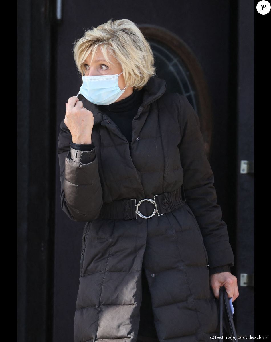 Évelyne Dhéliat - Sorties des obsèques d'Etienne Mougeotte en l'église Saint-François-Xavier à Paris. Le 13 octobre 2021. © Jacovides-Clovis / Bestimage