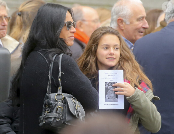 Nathalie Marquay-Pernaut et sa fille Lou - Sortie de la cérémonie religieuse des obsèques de Françoise Pernaut (Pillot) en la cathédrale Notre-Dame d'Amiens, France © Agence/Bestimage -