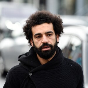 Le footballeur Mohamed Salah se balade avec sa fille Makka à Wimslow le 13 février 2020.