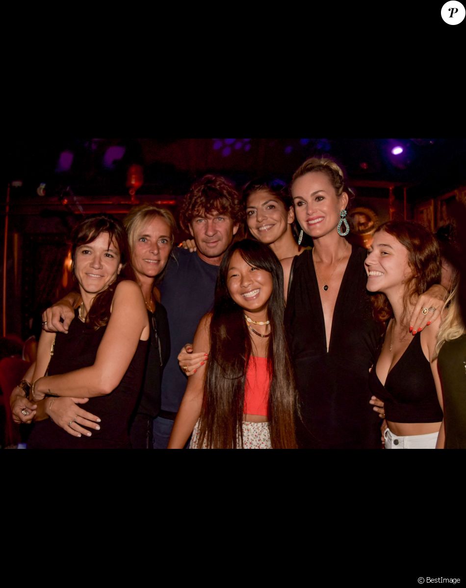 Laeticia Hallyday avec sa fille Jade et ses amis Hortense d'Estève, Marie Poniatowski et son mari Pierre Rambaldi - Ouverture du St-Barth Family Festival 2019 au restaurant "Le Ti' St Barth" sur l'île de Saint-Barthélemy. Le 8 août 2019. © Xavier Merchet-Thau/PhotoStBarth/Bestimage