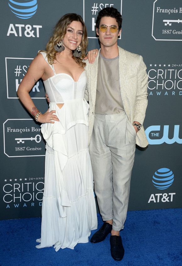 Mia Swier et son fiancé Darren Criss au photocall de la soirée des 24ème Critics Choice Awards au Barker Hangar à Santa Monica, Los Angeles, Californie, Etats-Unis, le 13 janvier 2019.
