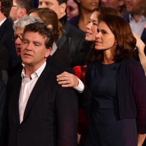 Jérôme Guedj, Jean-Marc Germain, Arnaud Montebourg, Aurélie Filippetti et Jean-Luc Romero lors du meeting de Benoît Hamon, candidat du Parti Socialiste (PS) à l'élection présidentielle 2017, à l'AccorHotels Arena de Paris, France, le 19 mars 2017.