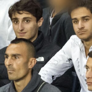 Franck Dubosc et ses enfants RaphaÎl et Milhan - People au Match de Ligue de champions Psg (3) - Leipzig (2) au Parc des Princes à Paris le 19 octobre 2021. © Cyril Moreau/Bestimage