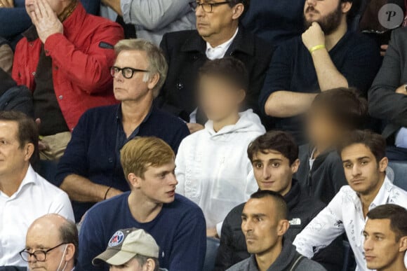 Franck Dubosc et ses enfants RaphaÎl et Milhan - People au Match de Ligue de champions Psg (3) - Leipzig (2) au Parc des Princes à Paris le 19 octobre 2021. © Cyril Moreau/Bestimage