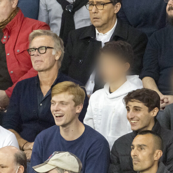 Franck Dubosc et ses enfants RaphaÎl et Milhan - People au Match de Ligue de champions Psg (3) - Leipzig (2) au Parc des Princes à Paris le 19 octobre 2021. © Cyril Moreau/Bestimage