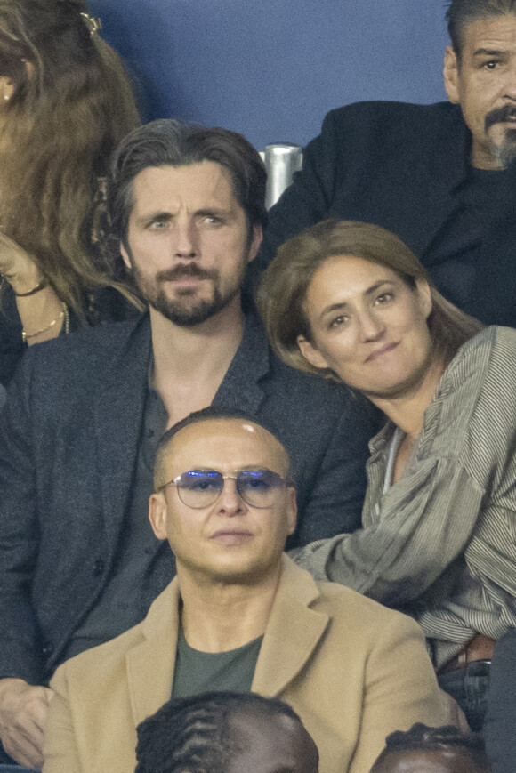 Raphaël Personnaz et sa compagne Clara - People au Match de Ligue de champions Psg (3) - Leipzig (2) au Parc des Princes à Paris le 19 octobre 2021. © Cyril Moreau/Bestimage