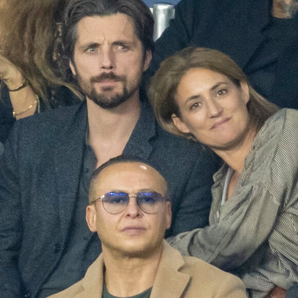 Raphaël Personnaz et sa compagne Clara - People au Match de Ligue de champions Psg (3) - Leipzig (2) au Parc des Princes à Paris le 19 octobre 2021. © Cyril Moreau/Bestimage