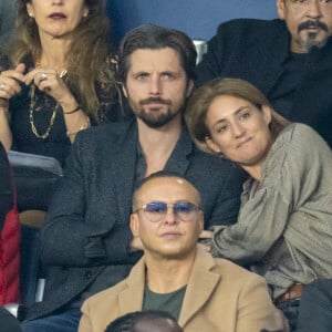 Raphaël Personnaz et sa compagne Clara - People au Match de Ligue de champions Psg (3) - Leipzig (2) au Parc des Princes à Paris le 19 octobre 2021. © Cyril Moreau/Bestimage