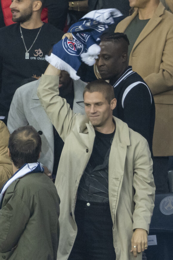 Le chanteur Hervé - People au Match de Ligue de champions Psg (3) - Leipzig (2) au Parc des Princes à Paris le 19 octobre 2021. © Cyril Moreau/Bestimage