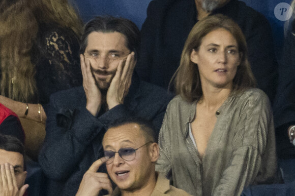 Raphaël Personnaz et sa compagne Clara - People au Match de Ligue de champions Psg (3) - Leipzig (2) au Parc des Princes à Paris le 19 octobre 2021. © Cyril Moreau/Bestimage