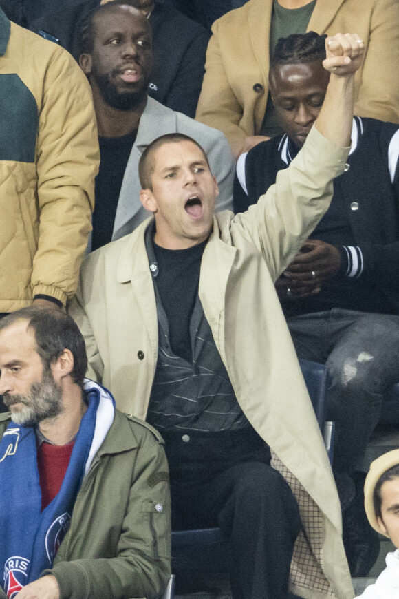 Le chanteur Hervé - People au Match de Ligue de champions Psg (3) - Leipzig (2) au Parc des Princes à Paris le 19 octobre 2021. © Cyril Moreau/Bestimage