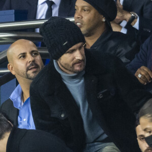 Philippe Lacheau, Ronaldinho - People au Match de Ligue de champions Psg (3) - Leipzig (2) au Parc des Princes à Paris le 19 octobre 2021. © Cyril Moreau/Bestimage