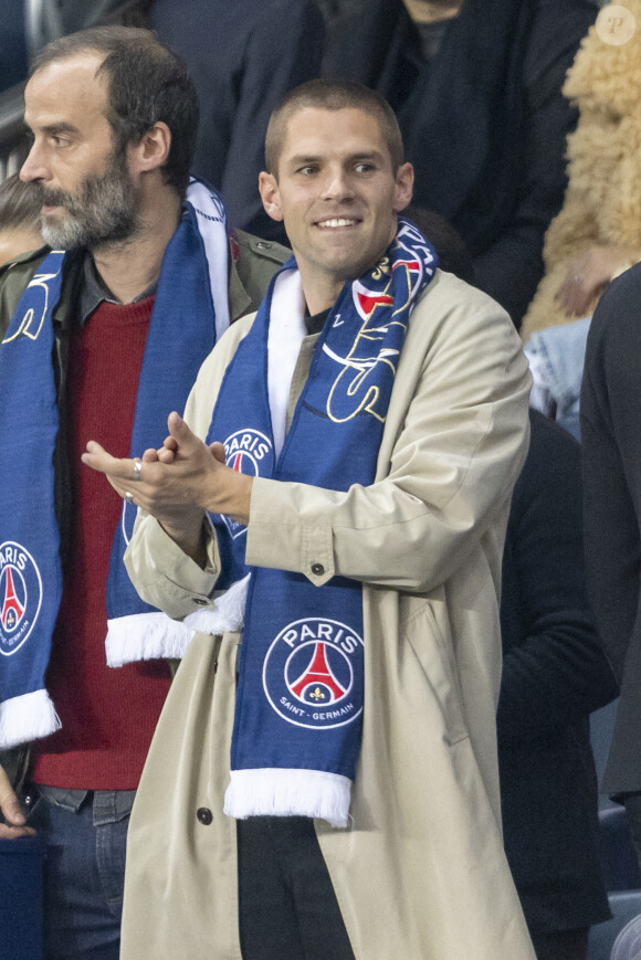 Le chanteur Hervé - People au Match de Ligue de champions Psg (3) - Leipzig (2) au Parc des Princes à Paris le 19 octobre 2021. © Cyril Moreau/Bestimage