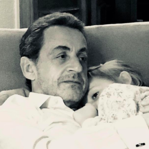 Giulia Sarkozy dans les bras de son père, Nicolas Sarkozy.