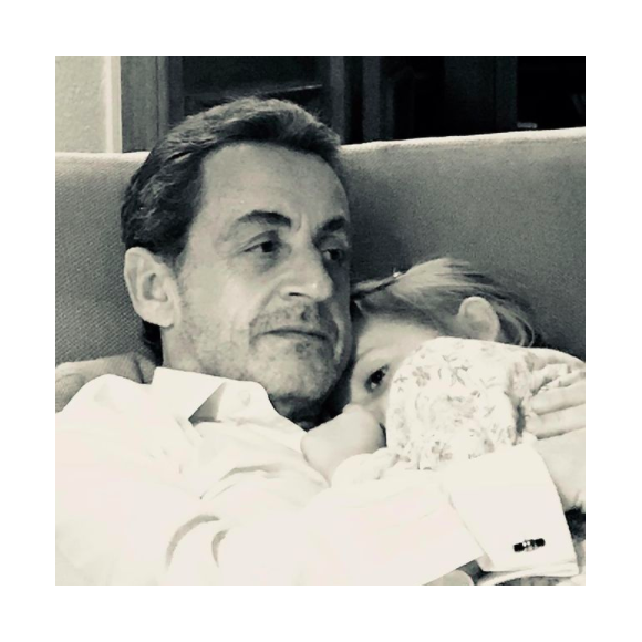 Giulia Sarkozy dans les bras de son père, Nicolas Sarkozy.