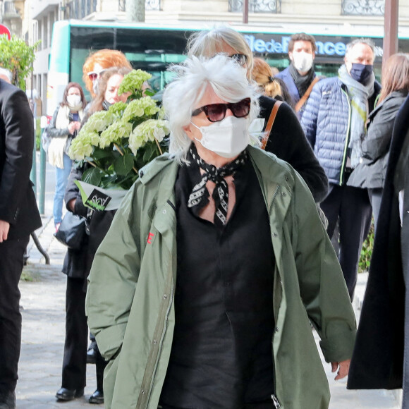 Catherine Lara - Arrivées aux obsèques d'Yves Rénier en l'église Saint-Pierre de Neuilly-sur-Seine, le 30 avril 2021.