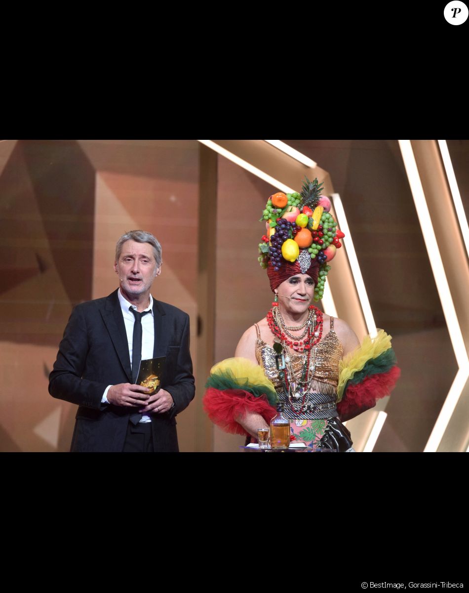 Exclusif - Antoine de Caunes et José Garcia lors de la cérémonie de la 1ère édition des "Olympia Awards" (cérémonie récompensant des artistes de la musique et de l'humour, présentée par A. de Caunes) à l'Olympia. Paris, le 11 décembre 2019. © Gorassini-Tribeca/Bestimage