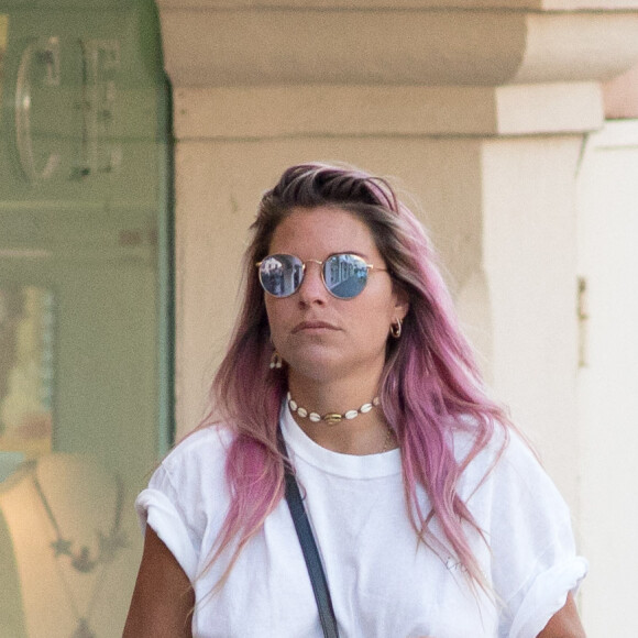 Sophie Tapie se promène dans les rues de Saint-Tropez le 16 juillet 2019.