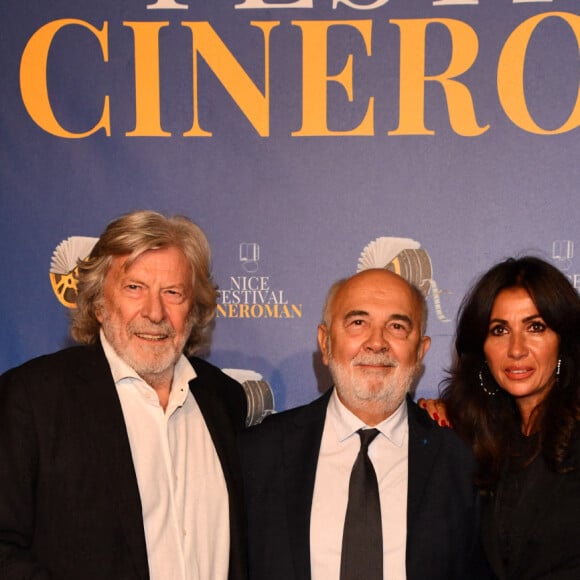 Daniel Benoin, l'organisateur du Festival, Gérard Jugnot et Nathalie Benoin, l'organisatrice du Festival, lors de la quatrième soirée de la 3ème édition du Festival Cinéroman à Nice, France, le 23 octobre 2021. © Bruno Bebert/Bestimage 