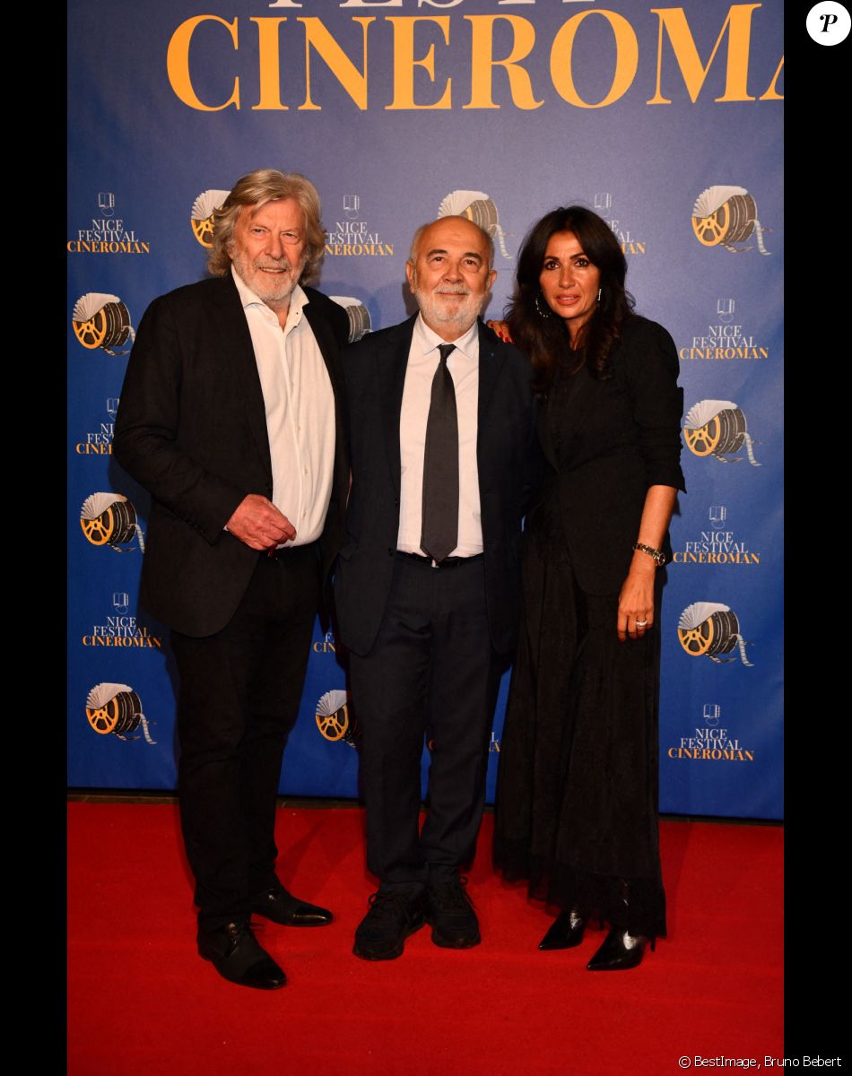 Daniel Benoin, l'organisateur du Festival, Gérard Jugnot et Nathalie Benoin, l'organisatrice du Festival, lors de la quatrième soirée de la 3ème édition du Festival Cinéroman à Nice, France, le 23 octobre 2021. © Bruno Bebert/Bestimage