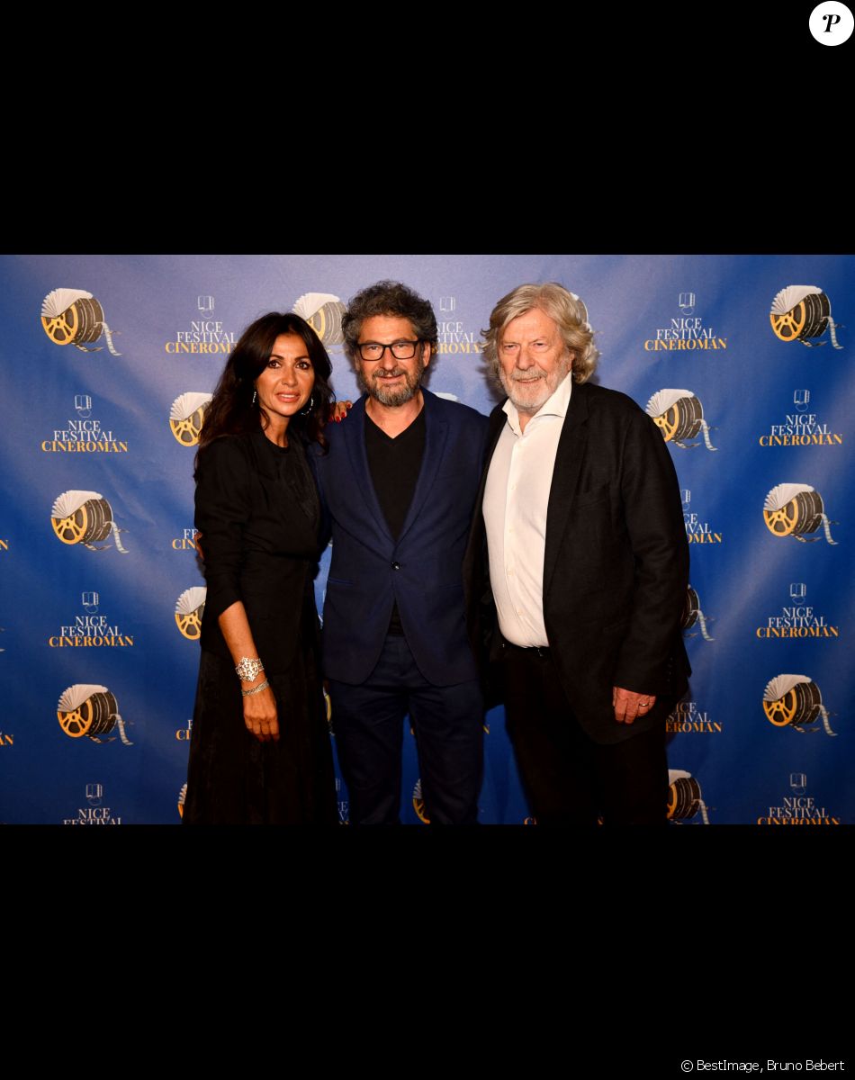 Nathalie Benoin, l'organisatrice du Festival, Radu Mihaileanu, le réalisateur et scénariste, et Daniel Benoin, l'organisateur du Festival, lors de la quatrième soirée de la 3ème édition du Festival Cinéroman à Nice, France, le 23 octobre 2021. © Bruno Bebert/Bestimage