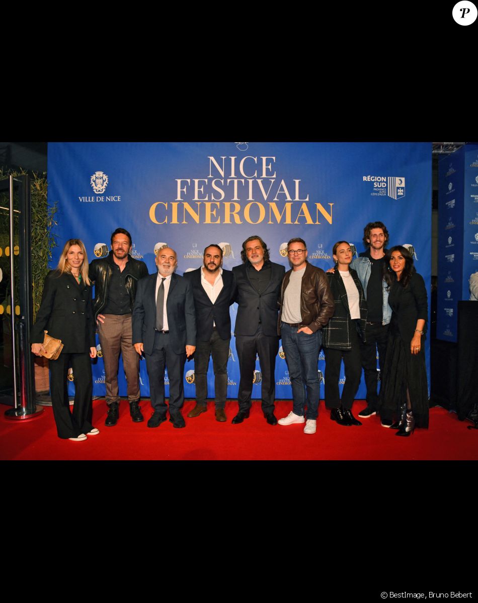 Patricia Campi, la femme de Gérad Jugnot, Samuel Le Bihan, Gérard Jugnot, François-Xavier Demaison, Christophe Barratier, Guillaume De Tonquédec, Nora Arnezeder, Jean Baptiste Maunier et Nathalie Benoin, l'organisatrice du Festival, lors de la quatrième soirée de la 3ème édition du Festival Cinéroman à Nice, France, le 23 octobre 2021. © Bruno Bebert/Bestimage