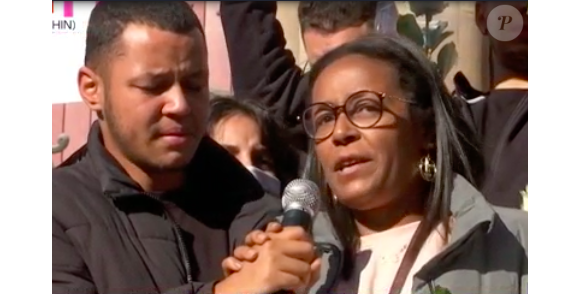 La mère de Dinah, lycéenne qui s'est suicidée, s'exprime lors de la marche blanche en son honneur, au côté de son fils aîné