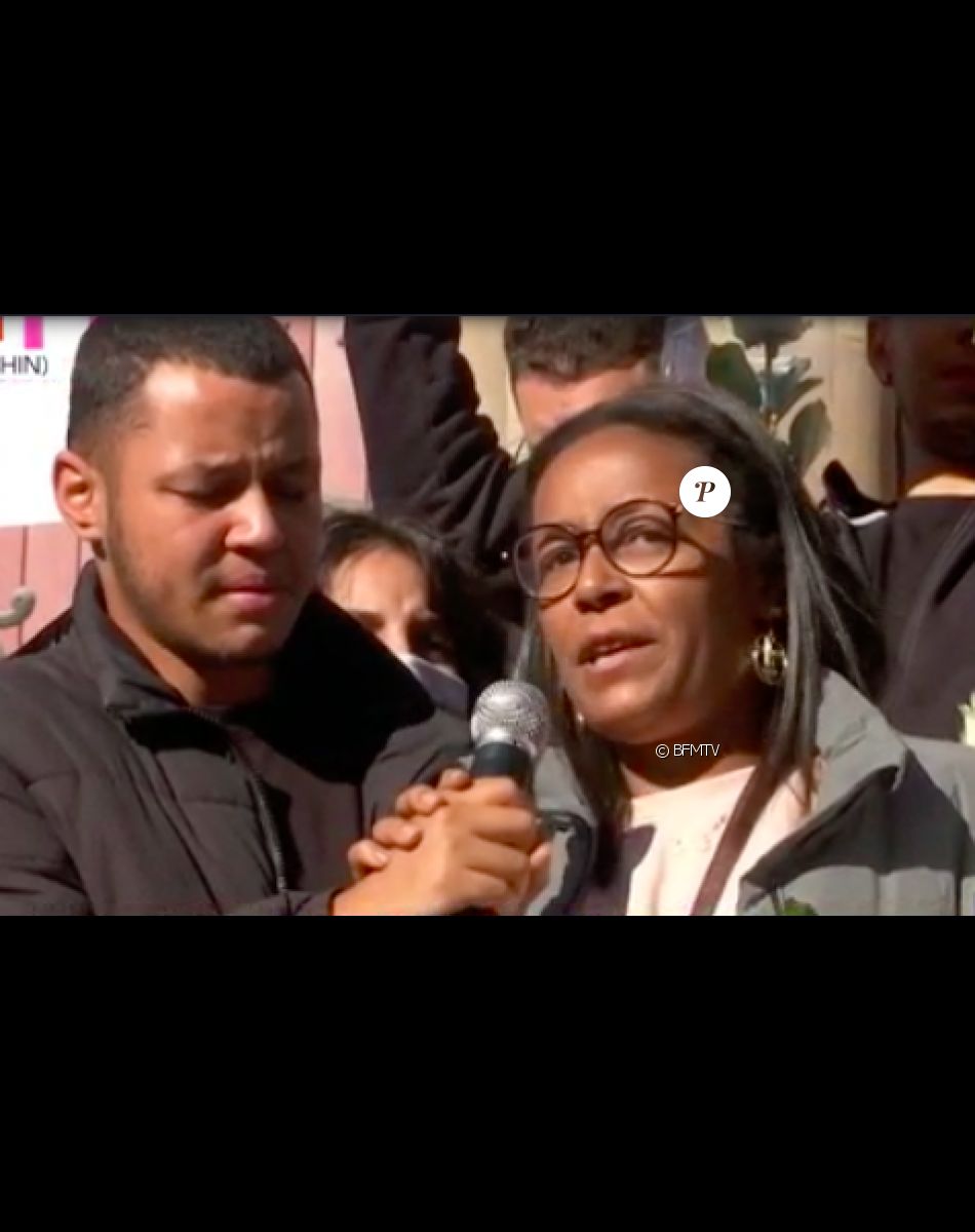 La mère de Dinah, lycéenne qui s'est suicidée, s'exprime lors de la marche blanche en son honneur, au côté de son fils aîné