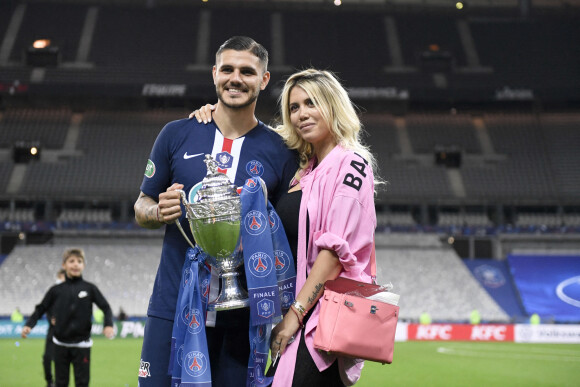 Mauro Icardi et Wanda Nara - Le Paris Saint Germain remporte la Coupe de France face à l'AS Saint Etienne au Stade de France à Saint-Denis le 24 juillet 2020. © Federico Pestellini/Panoramic/Bestimage