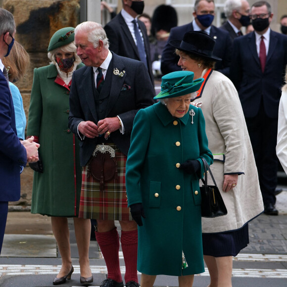 La reine Elisabeth II d'Angleterre, le prince Charles, prince de Galles, et Camilla Parker Bowles, duchesse de Cornouailles, arrivent au Parlement écossais à Edimbourg, Ecosse, Royaume Uni, le 2 octobre 2021.
