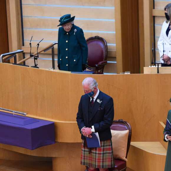 La reine Elisabeth II d'Angleterre, le prince Charles, prince de Galles, et Camilla Parker Bowles, duchesse de Cornouailles, au Parlement écossais à Edimbourg, Ecosse, Royaume Uni, le 2 octobre 2021.