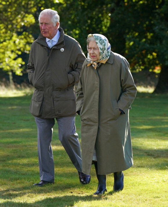 La reine Elisabeth II d'Angleterre et le prince Charles, prince de Galles, lancent le début de la saison de plantation officielle du Queen's Green Canopy (QGC) au domaine de Balmoral, Royaume Uni, le 1er octobre 2021.